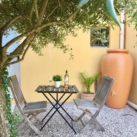 Au Calme, Avec Terrasse Et Parking à Village