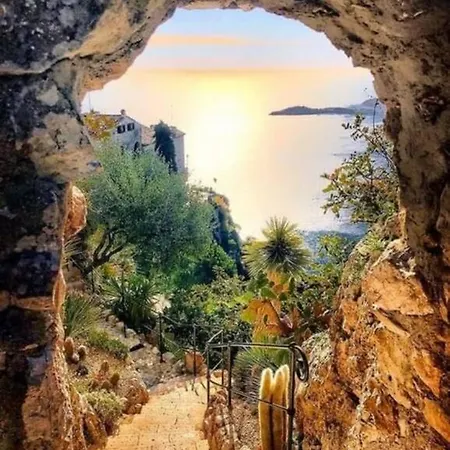 Au Calme, Avec Terrasse Et Parking A Village Èze