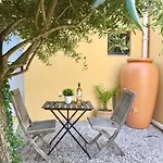 Au Calme, Avec Terrasse Et Parking A Village