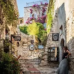 Au Calme, Avec Terrasse Et Parking A Village Lägenhet Èze