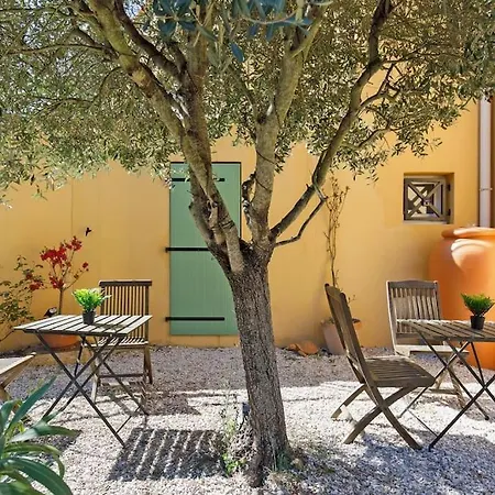 Au Calme, Avec Terrasse Et Parking A Village *