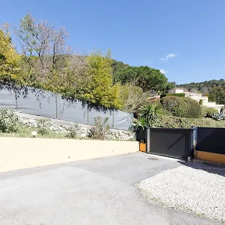Au Calme, Avec Terrasse Et Parking A Village Apartment