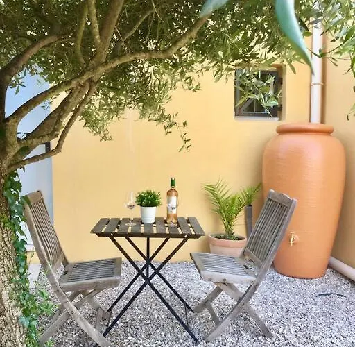 Au Calme, Avec Terrasse Et Parking A Village