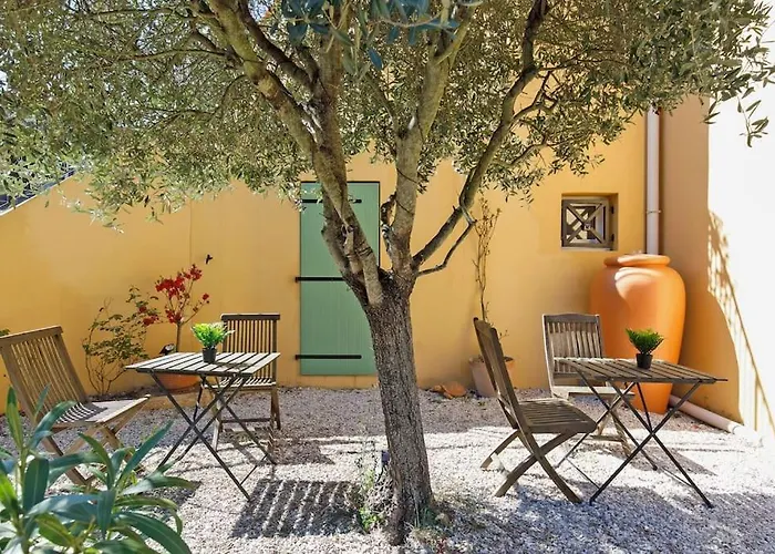 Au Calme, Avec Terrasse Et Parking A Village *