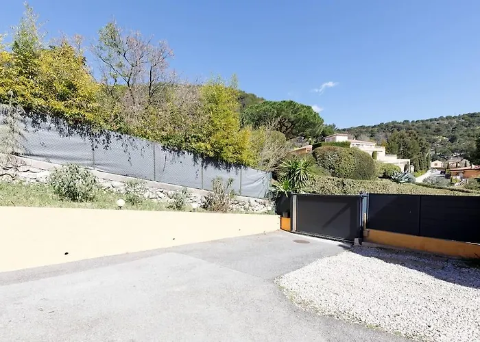 Au Calme, Avec Terrasse Et Parking A Village Apartmán